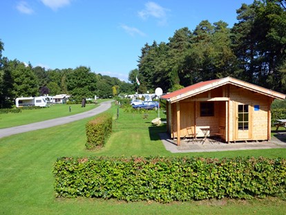 Luxury camping - Gartenmöbel - Lüneburger Heide - Hütte Grün - Camping Zum Oertzewinkel Hütten auf Camping Zum Oertzewinkel