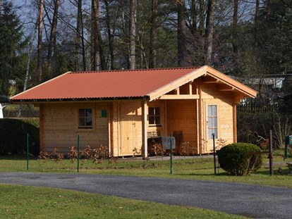 Luxuscamping - Heizung - Lüneburger Heide - Hütte Grün in der Wintersonne  - Camping Zum Oertzewinkel Hütten auf Camping Zum Oertzewinkel
