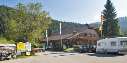 Luxury camping - Parkplatz bei Unterkunft - Schwarzwald - Camping Bankenhof Mietwohnwagen Hobby auf Camping Bankenhof