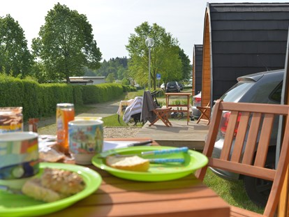 Luxuscamping - Art der Unterkunft: Hütte/POD - Sachsen - Frühstück auf der Sonnenterrasse vorm ECLU - Campingplatz Gunzenberg ECLU - Größe L auf Campingplatz Gunzenberg