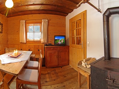 Luxury camping - Unterkunft alleinstehend - Tiroler Unterland - gemütliche Stube Almberg Alm - Grubhof Almhütte Almberg Alm im Almdorf Grubhof