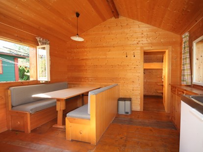Luxury camping - Kühlschrank - Salzburg - Wohnraum mit Sitzecke, getrennter Schlafraum hinten, 2-4 Pers. - Grubhof Campinghäuschen auf Grubhof