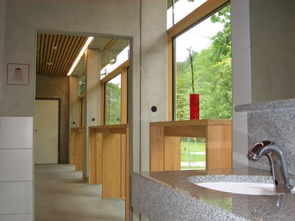 Luxuscamping - Gartenmöbel - Salzburg - Sanitäranlagen gleich in der Nähe - Grubhof Campinghäuschen auf Grubhof
