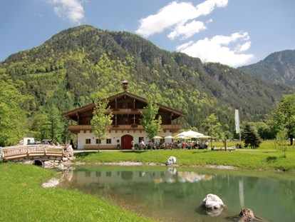 Luxuscamping - Preisniveau: günstig - Tiroler Unterland - Restaurant mit Gastgarten am Teich - Grubhof Campinghäuschen auf Grubhof