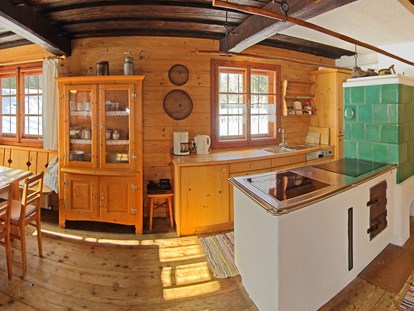 Luxuscamping - Kochmöglichkeit - Pinzgau - gemütliche Stube mit vollausgestatteter Küche - Grubhof Almhütte Scheffsnother Stube im Almdorf Grubhof