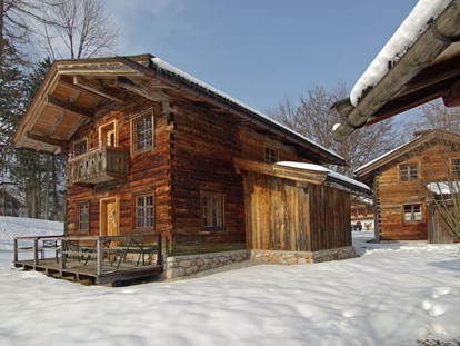 Luxury camping - Unterkunft alleinstehend - Tiroler Unterland - Winter im Almdorf am Grubhof - Grubhof Almhütte Scheffsnother Stube im Almdorf Grubhof