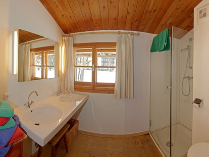 Luxury camping - Unterkunft alleinstehend - Tiroler Unterland - Badezimmer Scheffsnother Stube - Grubhof Almhütte Scheffsnother Stube im Almdorf Grubhof