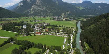 Luxuscamping - WC - Tiroler Unterland - Der Grubhof mit Almdorf aus der Luft - Grubhof Almhütte Scheffsnother Stube im Almdorf Grubhof
