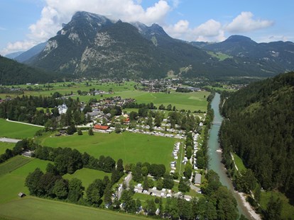 Luxuscamping - Gartenmöbel - Tiroler Unterland - Der Grubhof mit Almdorf aus der Luft - Grubhof Almhütte Scheffsnother Stube im Almdorf Grubhof