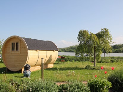 Luxuscamping - Gartenmöbel - Donauraum - Schlaf-Fass mit Donaublick - Camping Au an der Donau Schlaf-Fässer auf Camping Au an der Donau