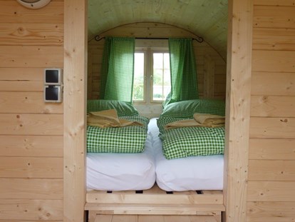 Luxury camping - Terrasse - schnuggeliges Bett im Schlaf-Fass - Camping Au an der Donau Schlaf-Fässer auf Camping Au an der Donau