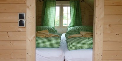Luxuscamping - Donauraum - schnuggeliges Bett im Schlaf-Fass - Camping Au an der Donau Schlaf-Fässer auf Camping Au an der Donau