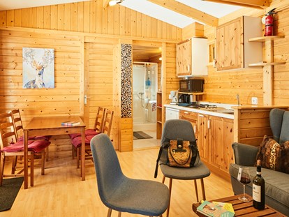 Luxuscamping - Art der Unterkunft: spezielle Unterkunft - Wohnbereich und Küche Aifnerblick - Camping Dreiländereck in Tirol Blockhütte Aifnerblick Camping Dreiländereck Tirol