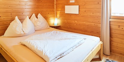 Luxuscamping - Art der Unterkunft: Bungalow - Schlafzimmer Aifnerblick - Camping Dreiländereck in Tirol Blockhütte Aifnerblick Camping Dreiländereck Tirol