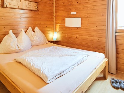 Luxuscamping - Schlafzimmer Aifnerblick - Camping Dreiländereck in Tirol Blockhütte Aifnerblick Camping Dreiländereck Tirol