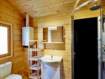 Luxuscamping - Art der Unterkunft: Hütte/POD - Badezimmer mit Dusche und WC - Camping Dreiländereck in Tirol Blockhütte Bergzauber Camping Dreiländereck Tirol