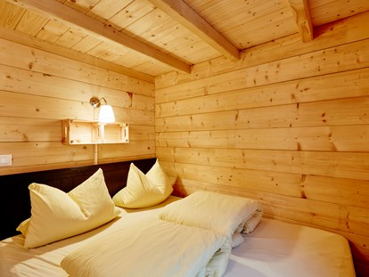 Luxury camping - getrennte Schlafbereiche - Oberinntal - 2 Schlafzimmer mit Doppelbetten - Camping Dreiländereck in Tirol Blockhütte Bergzauber Camping Dreiländereck Tirol