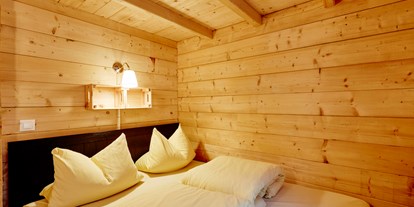 Luxuscamping - 2 Schlafzimmer mit Doppelbetten - Camping Dreiländereck in Tirol Blockhütte Bergzauber Camping Dreiländereck Tirol