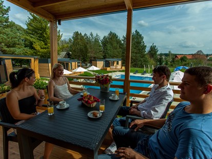 Luxuscamping - getrennte Schlafbereiche - Kroatien - Terrasse mit Sitzgarnitur für 4 Personen - Plitvice Holiday Resort Mobilheime auf Plitvice Holiday Resort