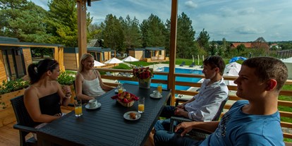 Luxuscamping - Kvarner - Terrasse mit Sitzgarnitur für 4 Personen - Plitvice Holiday Resort Mobilheime auf Plitvice Holiday Resort