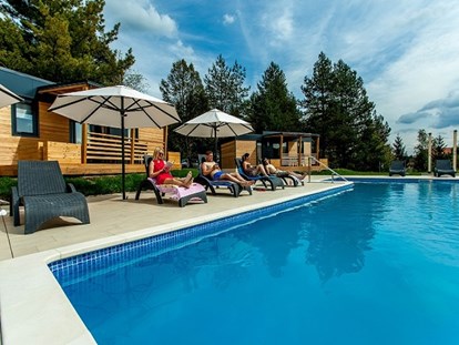Luxury camping - getrennte Schlafbereiche - Kvarner - Schwimbad mit Liegestühle und Sonnenschirme - Plitvice Holiday Resort Mobilheime auf Plitvice Holiday Resort