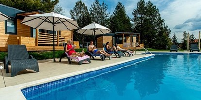 Luxuscamping - Kvarner - Schwimbad mit Liegestühle und Sonnenschirme - Plitvice Holiday Resort Mobilheime auf Plitvice Holiday Resort