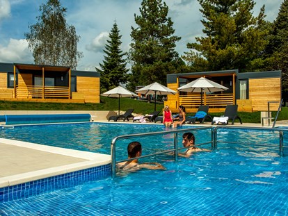 Luxury camping - Parkplatz bei Unterkunft - Kvarner - Schwimbad - Plitvice Holiday Resort Mobilheime auf Plitvice Holiday Resort