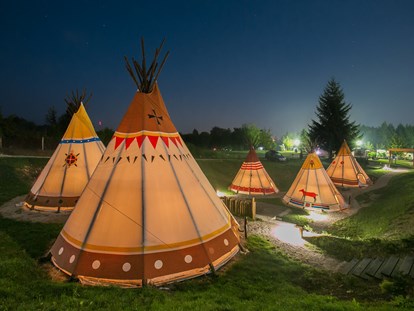Luxuscamping - Art der Unterkunft: Tipi - Tipi Zelten bei Nacht - Plitvice Holiday Resort Tipis auf Plitvice Holiday Resort