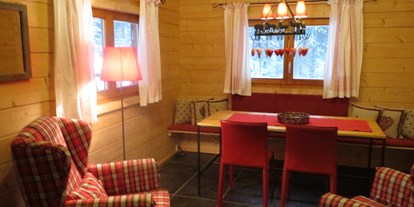 Luxuscamping - WC - Landhaus - Wohnküche - Camping Langenwald Blockhäuser auf Camping Langenwald