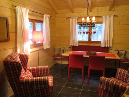 Luxuscamping - Preisniveau: gehoben - Landhaus - Wohnküche - Camping Langenwald Blockhäuser auf Camping Langenwald