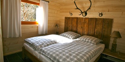 Luxuscamping - Terrasse - Deutschland - Jagdhütte - Schlafzimmer mit Doppelbett - Camping Langenwald Blockhäuser auf Camping Langenwald