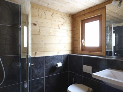 Luxuscamping - Kochmöglichkeit - Badezimmer - Camping Langenwald Blockhäuser auf Camping Langenwald