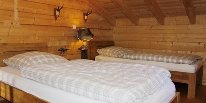 Luxuscamping - Terrasse - Deutschland - Jagdhütte - Schlafboden mit zwei Einzelbetten - Camping Langenwald Blockhäuser auf Camping Langenwald
