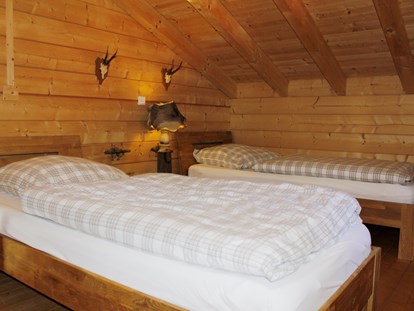 Luxuscamping - Art der Unterkunft: Hütte/POD - Deutschland - Jagdhütte - Schlafboden mit zwei Einzelbetten - Camping Langenwald Blockhäuser auf Camping Langenwald