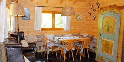 Luxuscamping - WC - Jagdhütte - Wohnküche - Camping Langenwald Blockhäuser auf Camping Langenwald