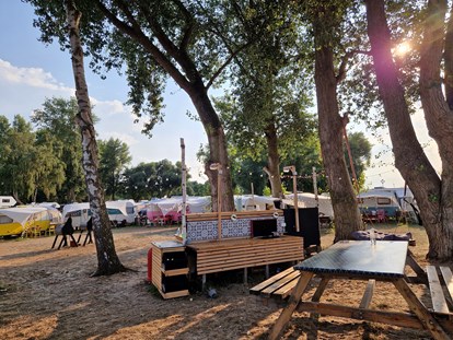 Luxuscamping - Preisniveau: moderat - Lüneburger Heide - Outdoorküche mit gemeinschaftlicher Sitzecke - Camping Stover Strand Camping Stover Strand