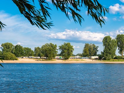 Luxuscamping - TV - Flusslandschaft Elbe - Lage direkt an der Elbe - Camping Stover Strand Camping Stover Strand