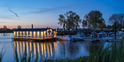Luxuscamping - WC - Flusslandschaft Elbe - Restaurant auf dem Hausboot UnsinkBar - Camping Stover Strand Camping Stover Strand