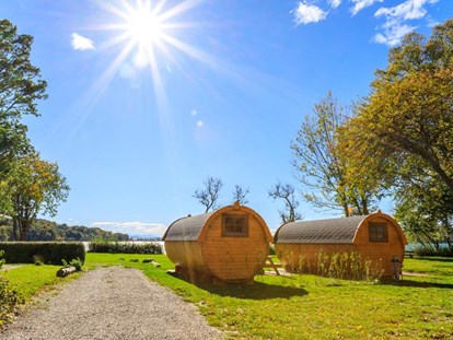 Luxury camping - Art der Unterkunft: Hütte/POD - Schlaffass XXL am Campingplatz Pilsensee mit Blick auf den See - Pilsensee in Bayern Schlaffass direkt am Pilsensee in Bayern