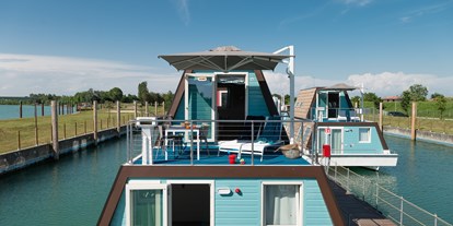 Luxuscamping - Friaul-Julisch Venetien - Terrasse Houseboat - Marina Azzurra Resort Marina Azzurra Resort
