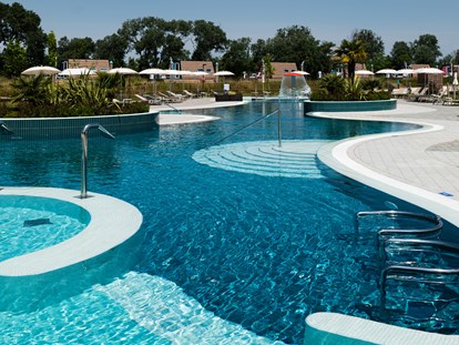 Luxury camping - Kaffeemaschine - Italy - Poolbereich - Marina Azzurra Resort Marina Azzurra Resort