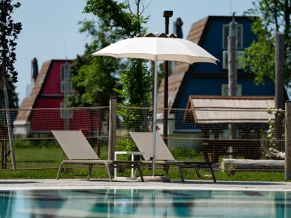 Luxury camping - Parkplatz bei Unterkunft - Italy - Poolanlage - Marina Azzurra Resort Marina Azzurra Resort