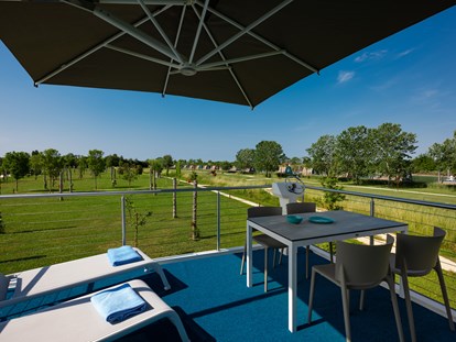 Luxuscamping - Art der Unterkunft: Mobilheim - Terrasse vom Bungalow Garden - Marina Azzurra Resort Marina Azzurra Resort