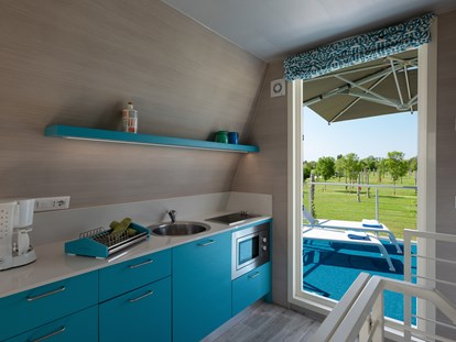 Luxuscamping - Art der Unterkunft: Mobilheim - Sicht vom Wohnzimmer - Terrasse - Marina Azzurra Resort Marina Azzurra Resort