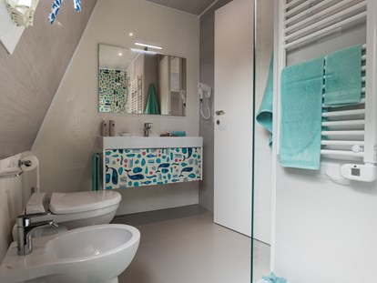Luxuscamping - Art der Unterkunft: Mobilheim - Badezimmer mit Dusche - Marina Azzurra Resort Marina Azzurra Resort