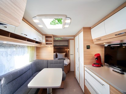 Luxury camping - Klimaanlage - Innenansicht Luxusmietwohnwagen mit gehobener Ausstattung - Kirchzarten / Schwarzwald Luxuswohnwagen Premium in Kirchzarten / Schwarzwald