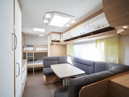 Luxury camping - Terrasse - Innenansicht Etagenbetten und Sitzecke, diese kann zu einem weiteren Doppelbett umgebaut werden - Kirchzarten / Schwarzwald Luxuswohnwagen Premium in Kirchzarten / Schwarzwald