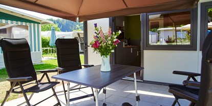 Luxuscamping - Art der Unterkunft: Campingfahrzeug - geräumige, sonnige Terrasse mit Gartenmöbeln und Sonnenschirm - Kirchzarten / Schwarzwald Luxuswohnwagen Premium in Kirchzarten / Schwarzwald