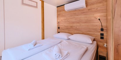 Luxuscamping - Kvarner - Schlafzimmer mit Doppelbett - Camping Cikat Glamping Zelt Typ Family Premium auf Camping Čikat
