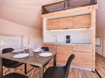 Luxuscamping - Parkplatz bei Unterkunft - Cres - Lošinj - Küche mit Esszimmer - Camping Cikat Glamping Zelt Typ Premium auf Camping Čikat 